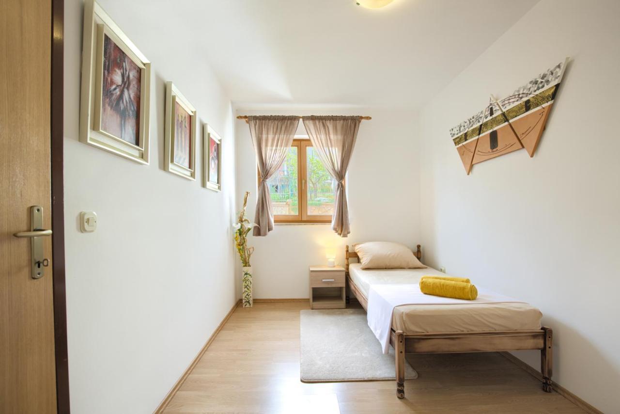 Apartman Andi Apartamento Pula Exterior foto